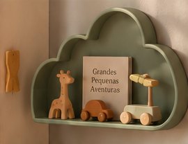 Prateleira em forma de nuvem com brinquedos