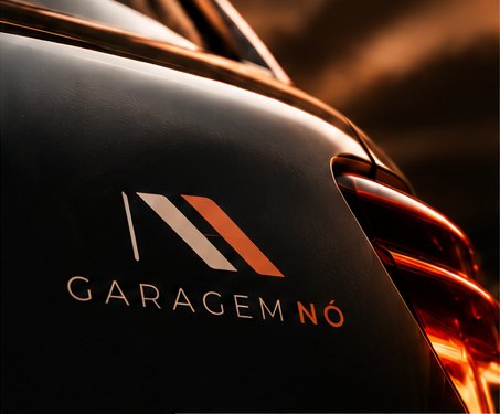 Traseira de carro escuro com a marca Garagem Nó e lanterna acesa