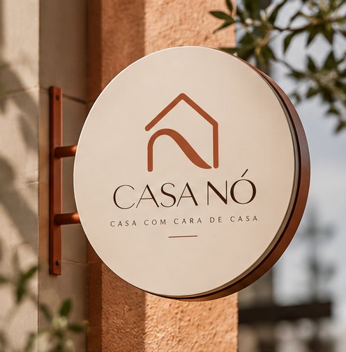 Placa redonda da Casa Nó na fachada, com folhas ao redor